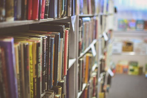 Contrat d’édition et lecture publique : une clause à insérer